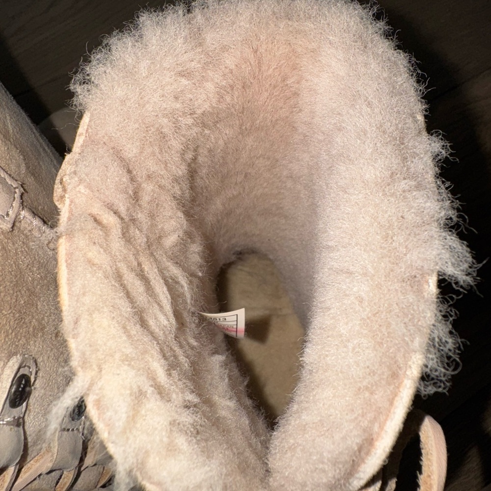 UGG Cream Short Boots - Picture 5 of 7